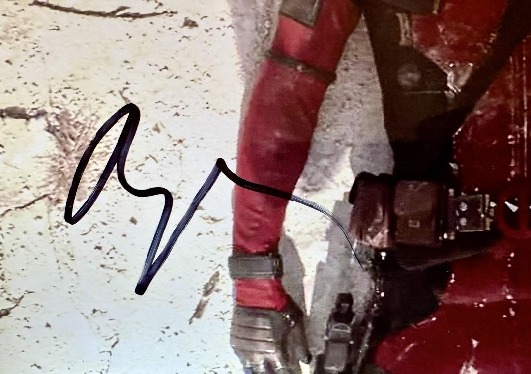 Ryan Reynolds Signed 11x14 Deadpool Photo - Beckett COA #01