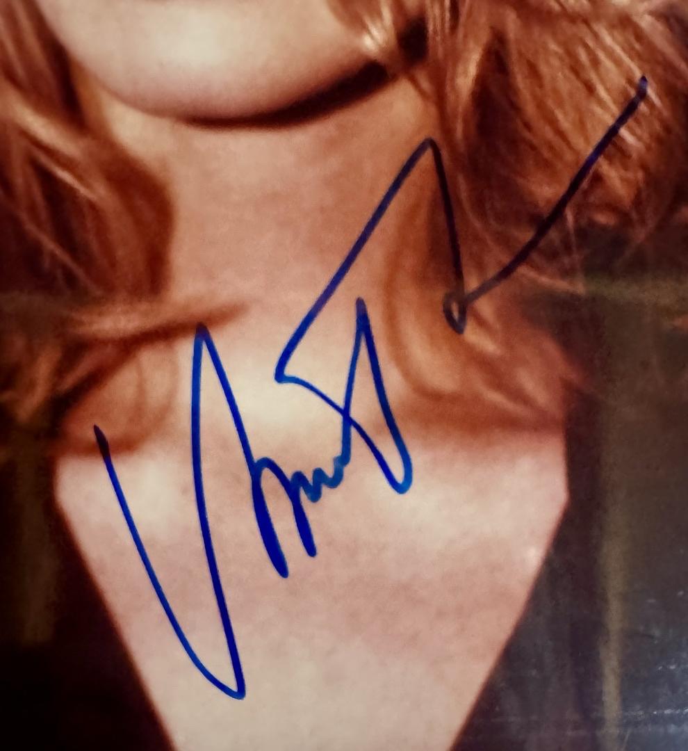 Uma Thurman Signed 8x10 Photo - Beckett COA