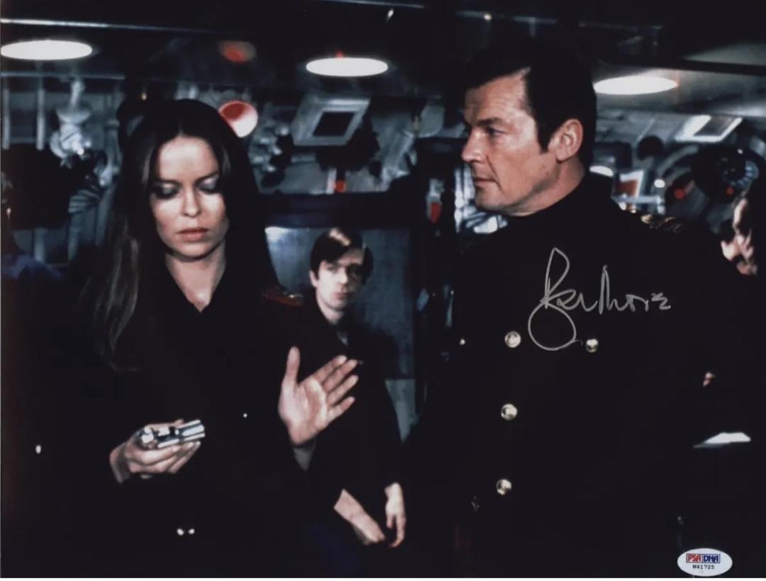 Roger Moore Signed 11x14 Photo (James Bond) - PSA COA