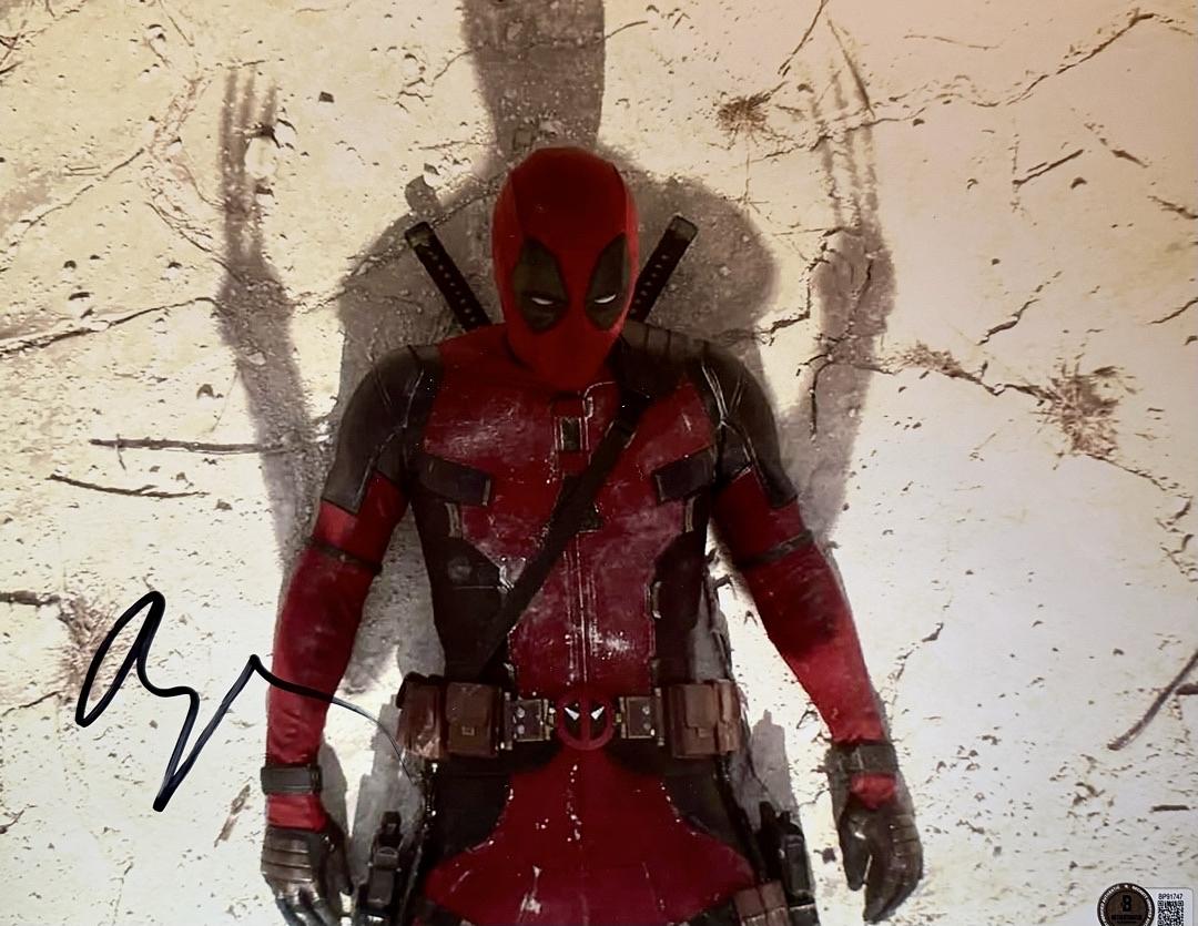 Ryan Reynolds Signed 11x14 Deadpool Photo  - Beckett COA #01