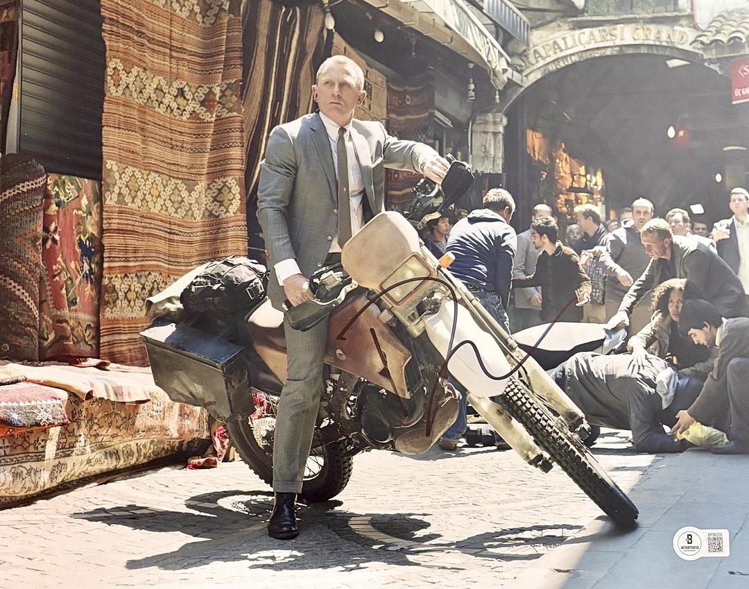 Daniel Craig (James Bond) signed 11x14 - Beckett COA