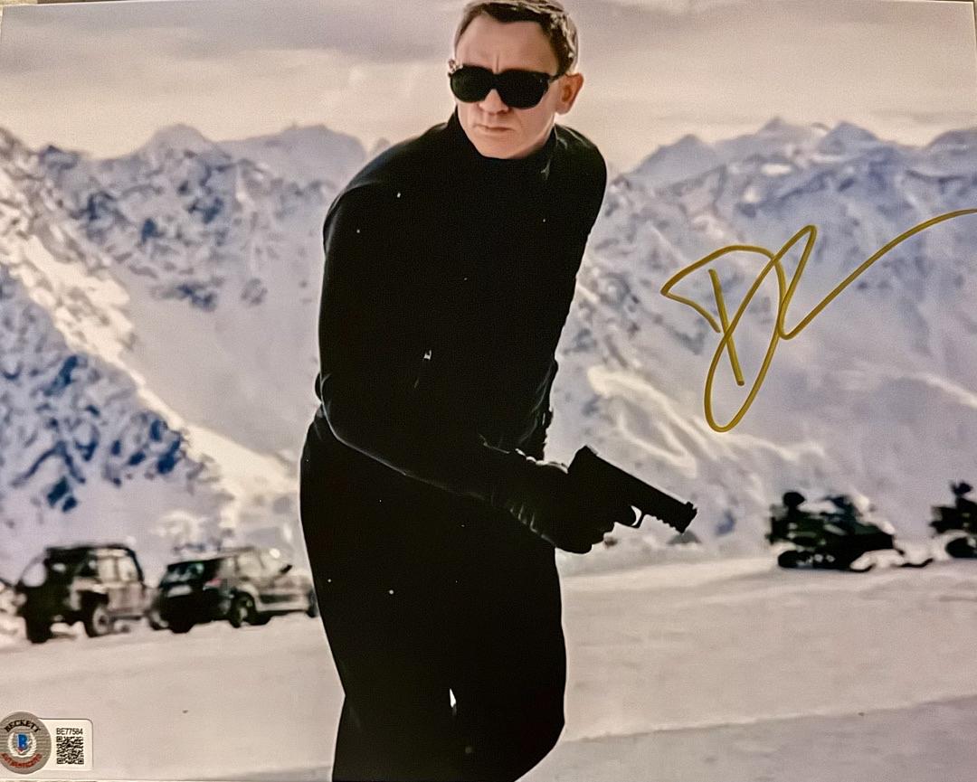Daniel Craig Signed 8x10 Photo (James Bond) - Beckett COA #04