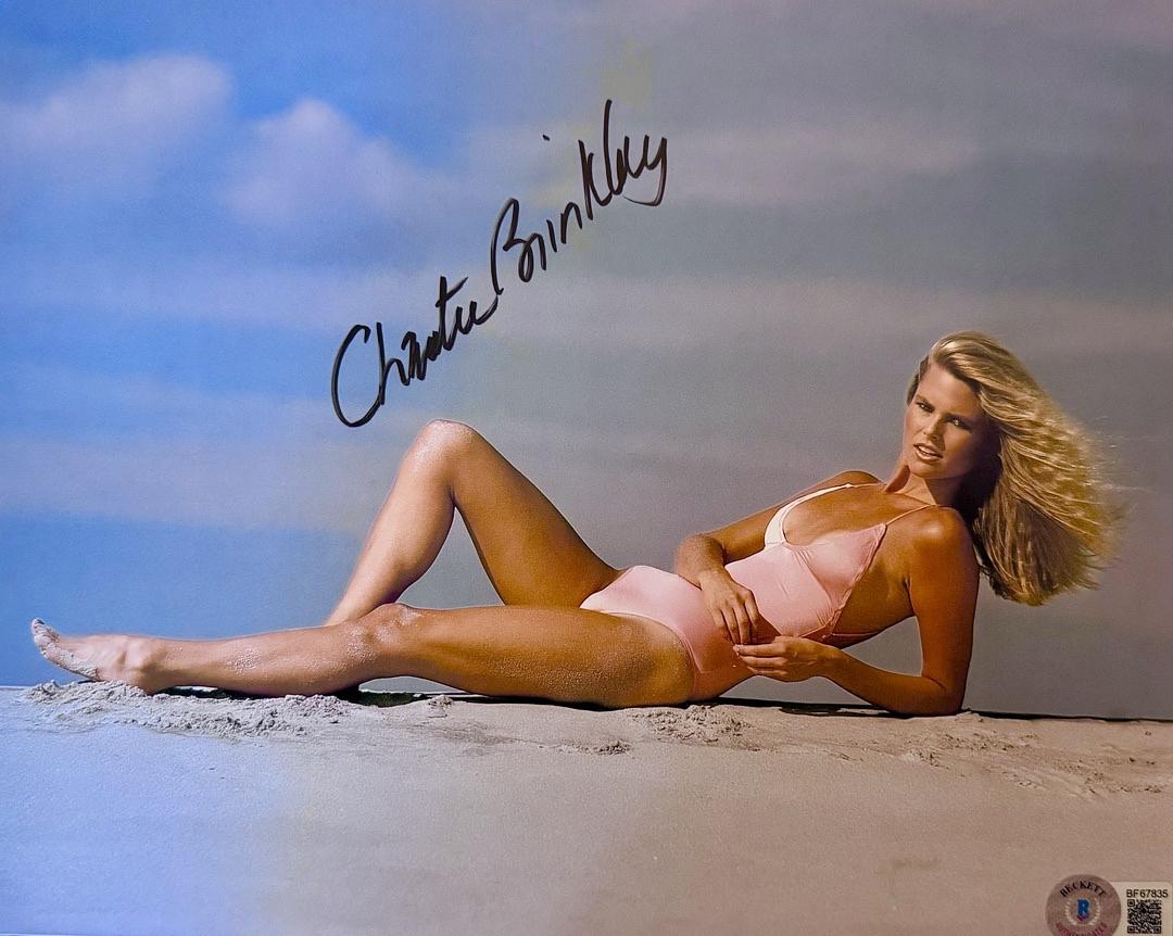 Christie Brinkley sexy Signed 8x10 Photo  - Beckett COA