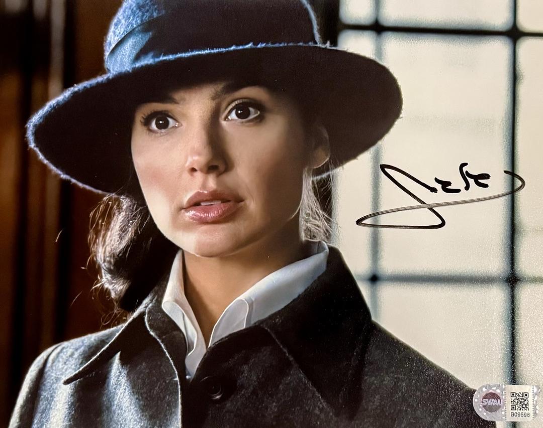 Gal Gadot Signed 8x10 Photo (Wonder Woman) - SWAU