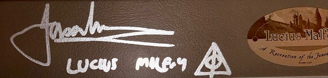 Jason Isaacs signed Lucius Malfoy wand w/character name and artwork (Harry Potter) - Official Pix COA