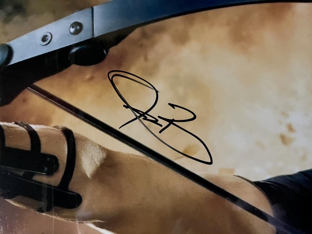 Jeremy Renner Signed 16x20 Photo (Avengers) - Beckett COA